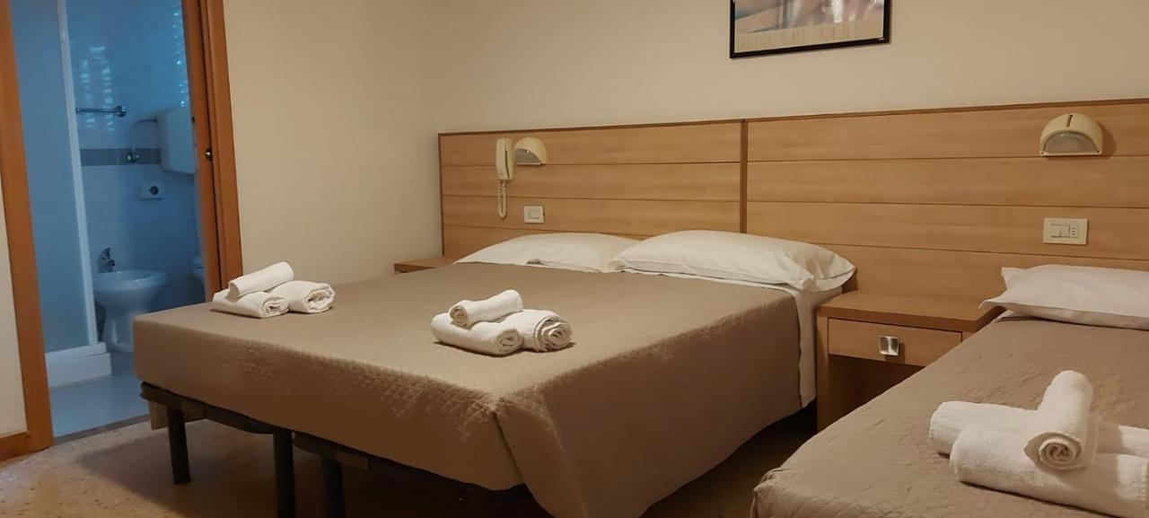 Hotel Brezza リミニ エクステリア 写真