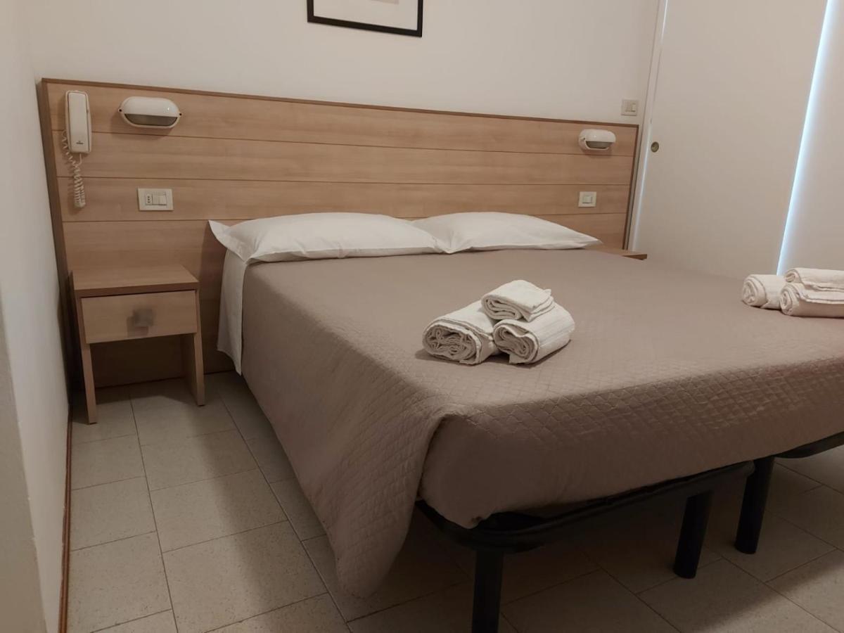 Hotel Brezza リミニ エクステリア 写真