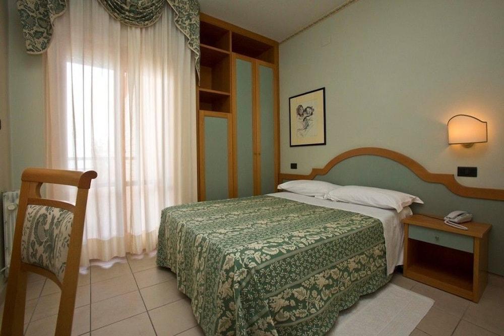 Hotel Brezza リミニ エクステリア 写真